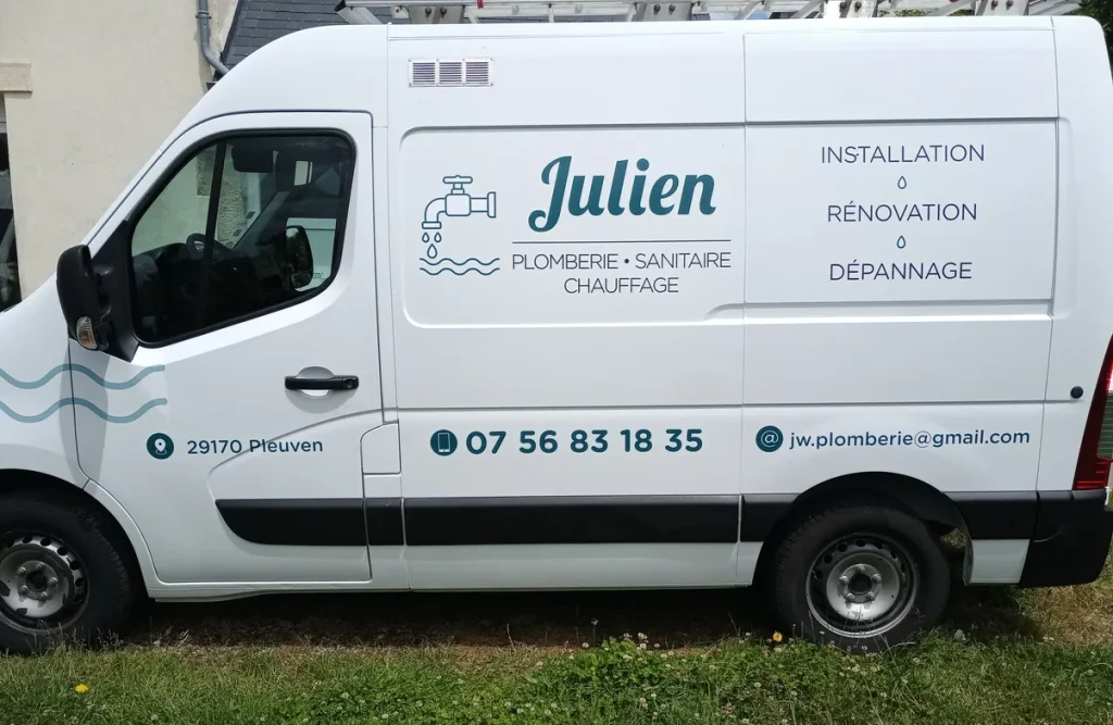 camion de Julien plomberie, plombier chauffagiste à Pleuven